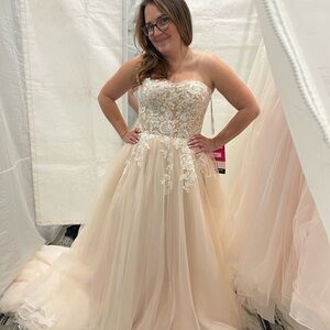 Elegant Strapless Lace Wedding Gown